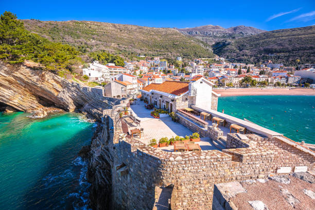 vue aérienne de la plage et du littoral de la ville de petrovac - 11160 photos et images de collection