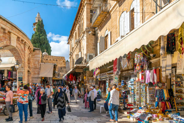 a entrada arqueada para o bairro árabe da cidade velha de jerusalém e o bazar do mercado, perto da igreja do santo sepulcro, do muro das lamentações e do domo da rocha. - jerusalem dome jerusalem old city dome of the rock - fotografias e filmes do acervo