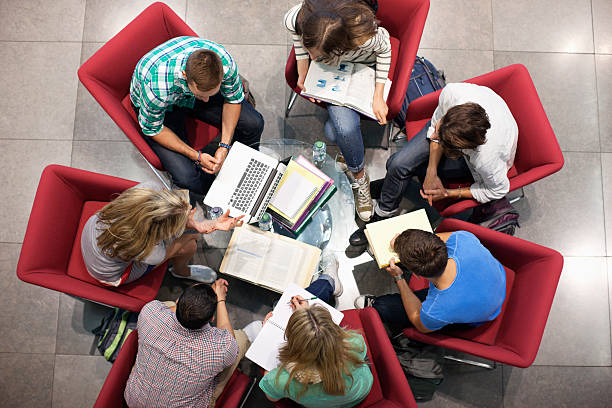 estudiantes universitarios estudiando en un círculo - red chairs fotografías e imágenes de stock