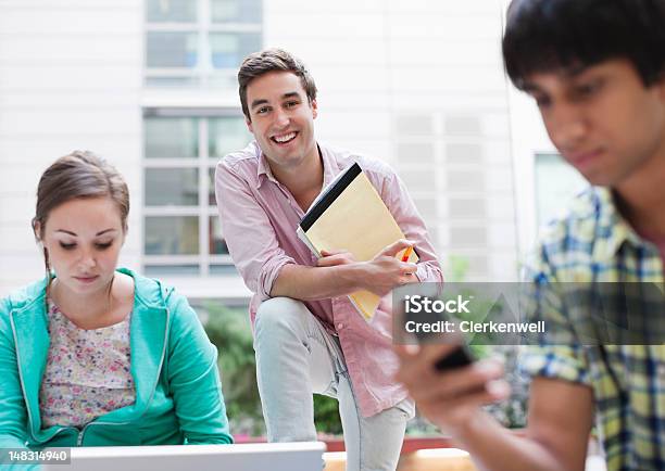 Photo libre de droit de Étudiants De Luniversité En Plein Air banque d'images et plus d'images libres de droit de Arrière-plan net - Arrière-plan net, Lumière du soleil, Étudiant en université