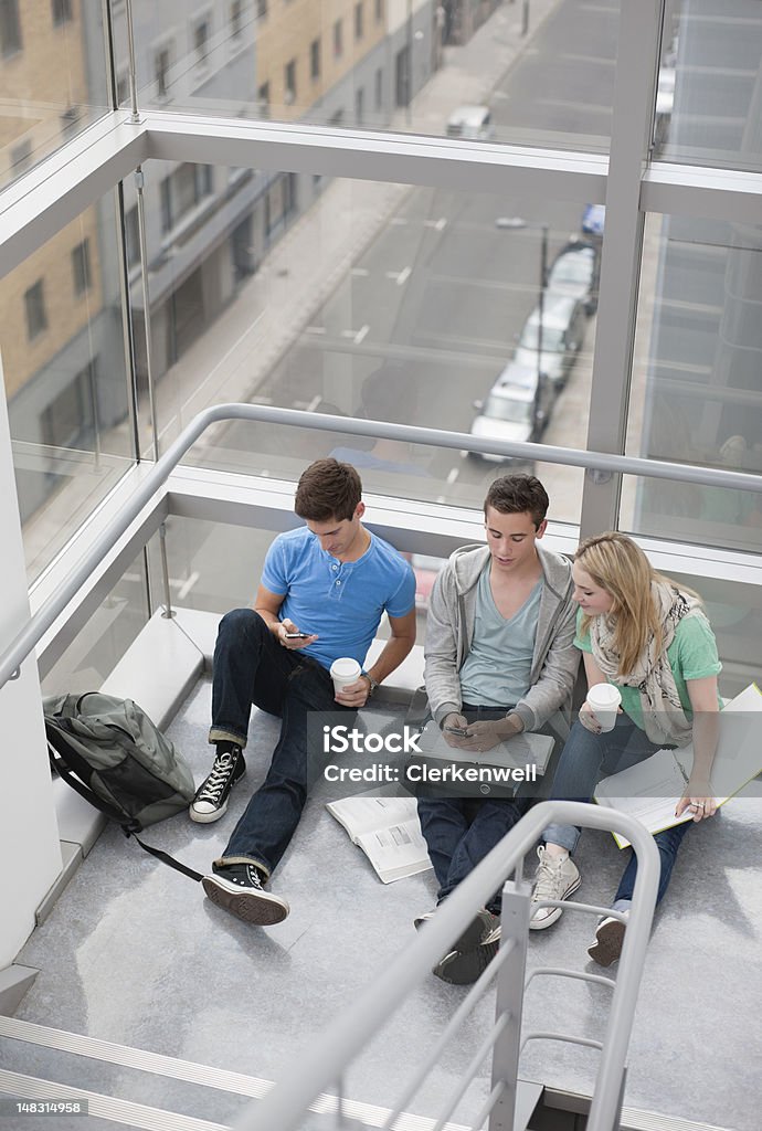 Universität Studenten studieren in der Nähe vom Fenster nachdenkt. - Lizenzfrei Ansicht aus erhöhter Perspektive Stock-Foto