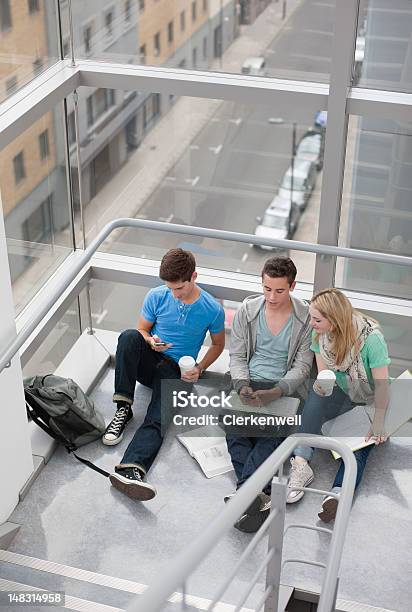 Universität Studenten Studieren In Der Nähe Vom Fenster Nachdenkt Stockfoto und mehr Bilder von Ansicht aus erhöhter Perspektive