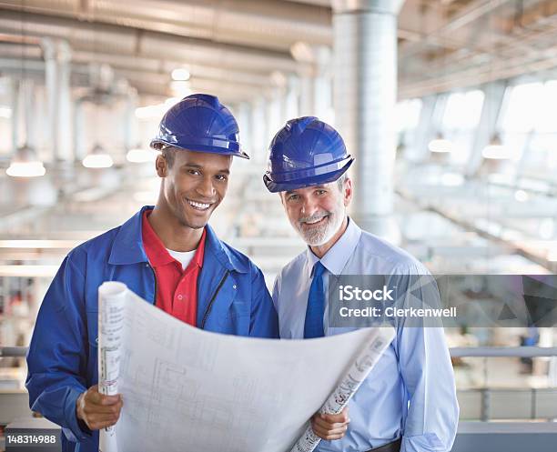 Architekt Und Ingenieur Mit Werkzeuge In Fabrik Stockfoto und mehr Bilder von Helm - Helm, Leitende Position, 20-24 Jahre