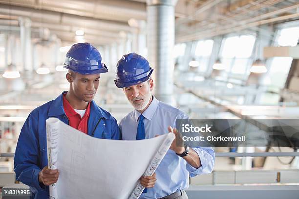 설계자 및 엔지니어는 공장 청사진을 검토하여 청사진에 대한 스톡 사진 및 기타 이미지 - 청사진, 건설 산업, 공장-산업 건물