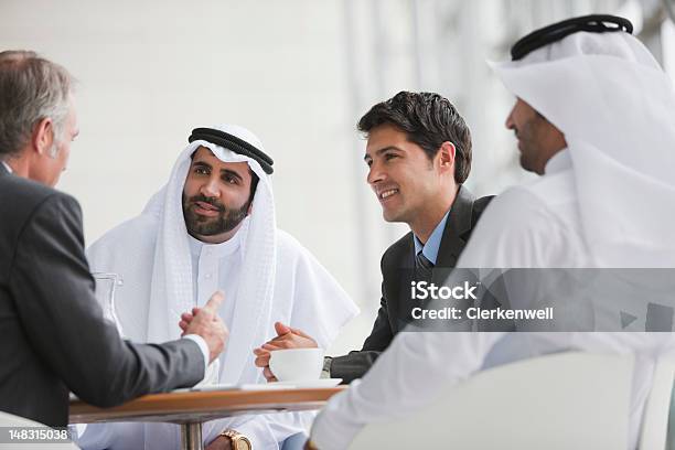 Empresário Falar Em Reunião - Fotografias de stock e mais imagens de Etnia do Médio Oriente - Etnia do Médio Oriente, Reunião, Reunião de negócios