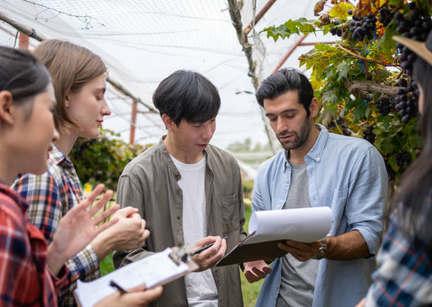 groupe d’agriculture enseignant aux étudiants de la diversité. - agriculture greenhouse research science photos et images de collection