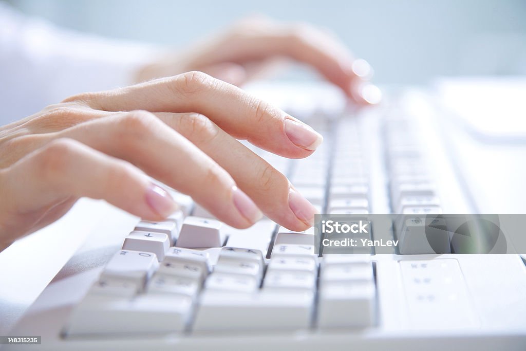 Manos en computadora teclado - Foto de stock de Blanco - Color libre de derechos