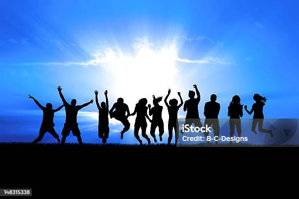 Pessoas Saltar Em Raios De Sol - Fotografias de stock e mais imagens de Louvar - Religião - Louvar - Religião, Silhueta, Alcançar