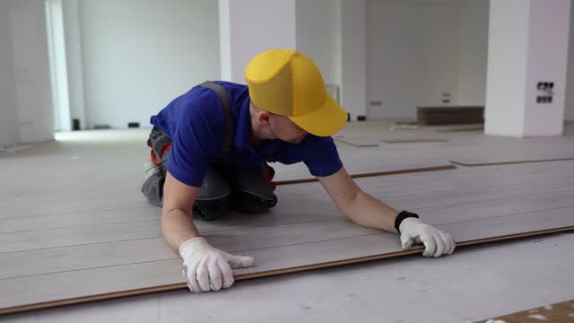 Laminate master connects panels into one whole and floor with own hands