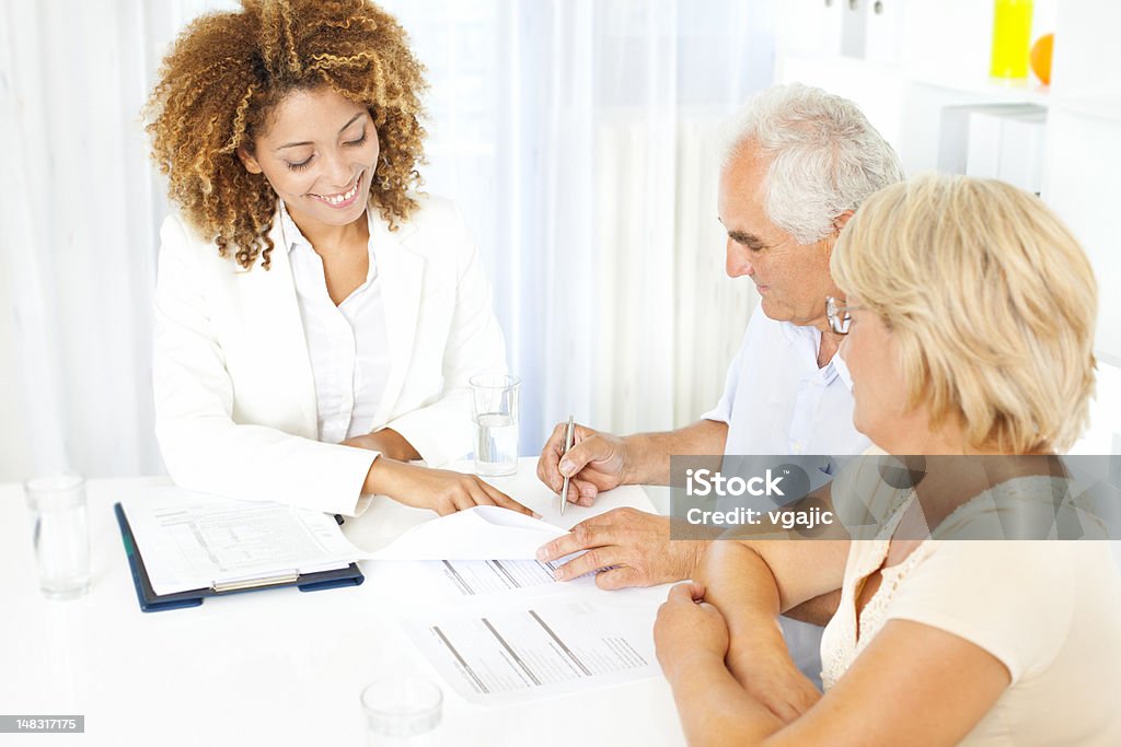 Coppia Senior incontro con un consulente finanziario. - Foto stock royalty-free di Coppia anziana