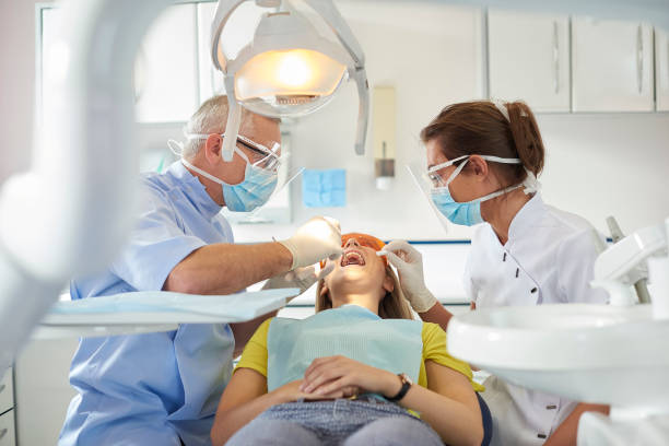 chequeo de pacientes del equipo dental - medical exam dental hygiene caucasian mask fotografías e imágenes de stock