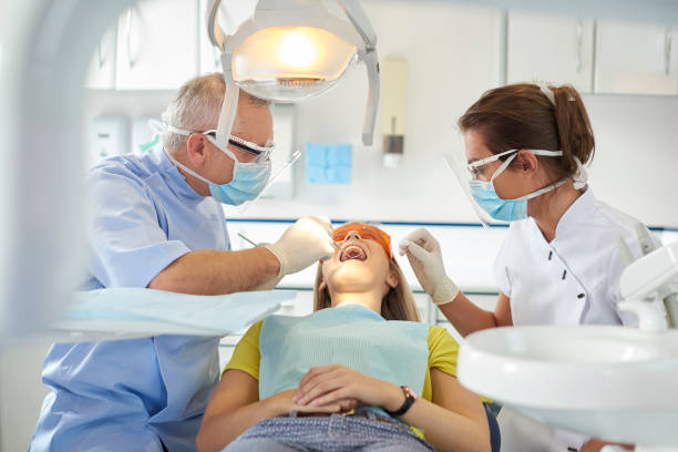 осмотр пациентов стоматологической бригады - dentist dental hygiene dental assistant dentist office стоковые фото и изображения