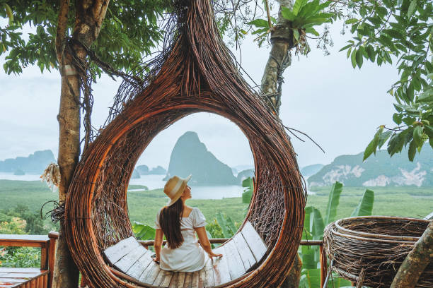 concepto de vacaciones de verano, viajera asiática disfrutando de vacaciones en un hermoso café con vistas en phangnga, tailandia - exotic location fotografías e imágenes de stock