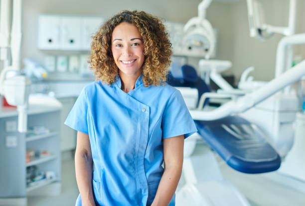 портрет счастливой стоматологической медсестры - dentist dental hygiene dental assistant dentist office стоковые фото и изображения