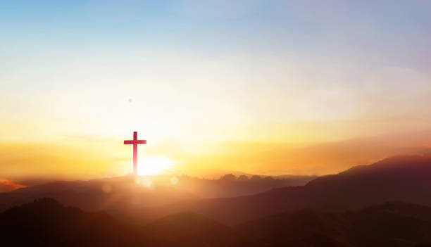 христианский крест на холме на открытом воздухе на восходе солнца - easter praying cross cross shape стоковые фото и изображения