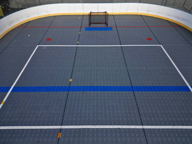 field hockey or ice hockey field. plastic grids of the dportovist surface under which there are hoses with cooling liquid. drone view of a modern ice rink. barriers and puck nets, aerial, aggregate, air condition, oval, removable, guardrails campo de hockey sobre hierba o hockey sobre hielo. rejillas de plástico de la superficie dportovist debajo de las cuales hay mangueras con líquido refrigerante. vista de dron de una pista de hielo moderna. barreras y redes de disco, aéreas