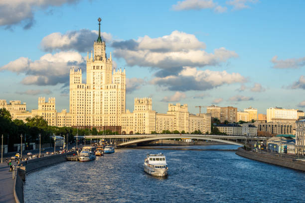 moscú, rusia - junio de 2022: vista del edificio estalinista de gran altura en el terraplén kotelnicheskaya y el río moskva al atardecer - kotelnicheskaya fotografías e imágenes de stock