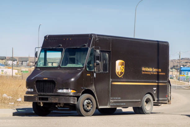 un camion de livraison ups. - united parcel service truck shipping delivering photos et images de collection