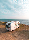 luftaufnahme-von-wohnmobilen-am-strand-b