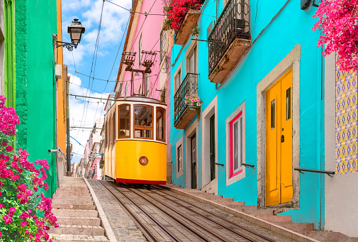 Tranvía amarillo típico en Lisboa, Portugal photo