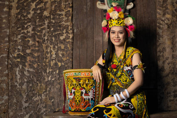 uma senhora de bornéu mostrando a beleza de sua cultura através de suas deslumbrantes roupas tradicionais - iban tribe - fotografias e filmes do acervo
