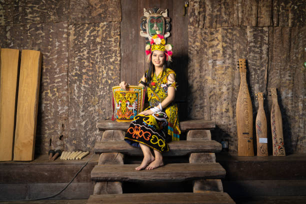 kobieta z borneo prezentująca piękno swojej kultury poprzez oszałamiający tradycyjny strój - dayak zdjęcia i obrazy z banku zdjęć