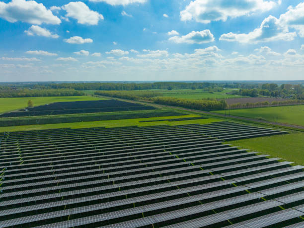 vista aerea su un'azienda agricola solare che produce energia elettrica rinnovabile pulita - farm scenics landscape alternative energy foto e immagini stock