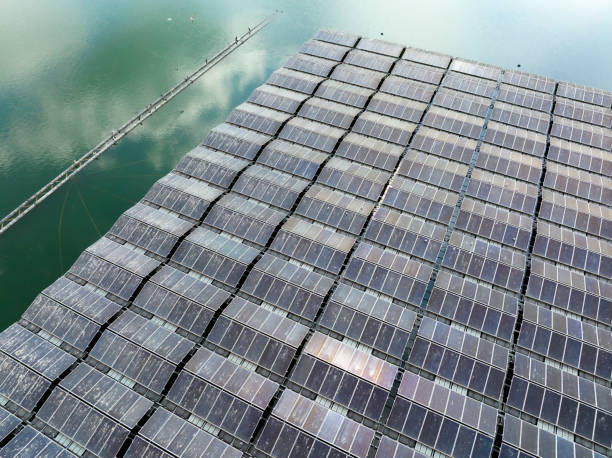 parco solare galleggiante che produce energia elettrica rinnovabile pulita vista dall'alto - farm scenics landscape alternative energy foto e immagini stock