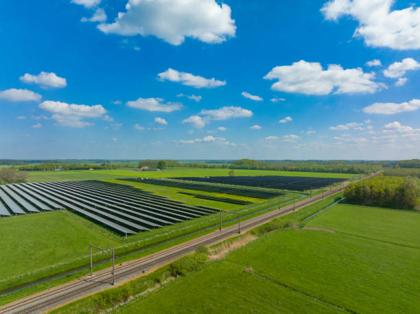 vista aerea su un'azienda agricola solare che produce energia elettrica rinnovabile pulita - farm scenics landscape alternative energy foto e immagini stock