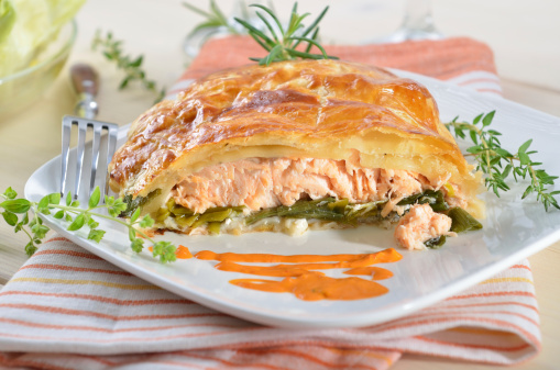 Salmon fillet on leek, baked in puff pastry