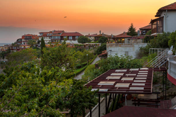 pomorie, bulgarische küste, häuser bei sonnenuntergang - scenics building exterior tourist resort orange stock-fotos und bilder
