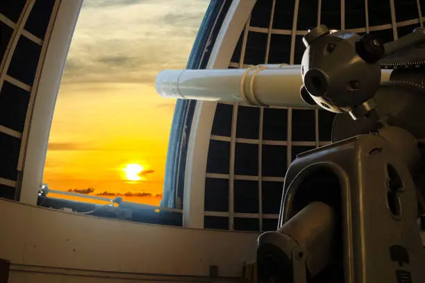 Immersed in a warm and romantic atmosphere, the extraordinary telescope of Griffith Observatory is ready to observe the starry sky at sunset.