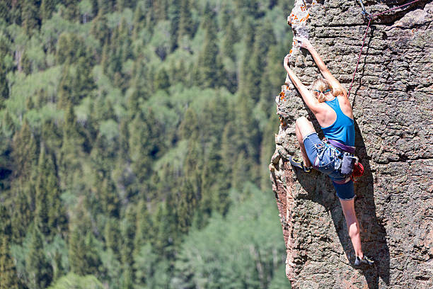 kobiety, wspinaczka na ściana skalna - muscular build rock climbing mountain climbing women zdjęcia i obrazy z banku zdjęć