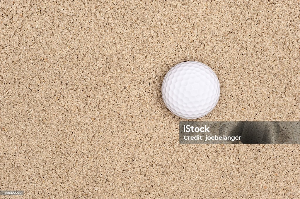 Bola de golfe na areia - Foto de stock de Areia royalty-free