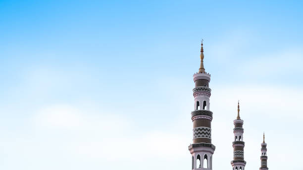mosqur kuppel auf blauem himmel hintergrund, ramadan arabische architektur islamisch arabische religion muslimischer islam heilig, traditioneller arabischer mubarak, neujahrs-muharram, eid al-fitr, arabisches eid al-adha kareem allah - minarett stock-fotos und bilder