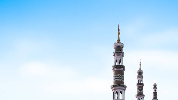 mosqur dome na tle błękitnego nieba, ramadan architektura arabska islamska religia arabska islam muzułmański święty, tradycyjny arabski mubarak, nowy rok muharram, eid al-fitr, arabski eid al-adha kareem allah - minaret zdjęcia i obrazy z banku zdjęć