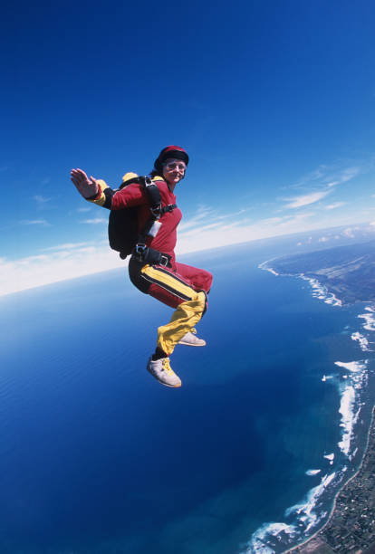 parachutiste en chute libre au-dessus de la mer - skydiving air aerial view vertical photos et images de collection