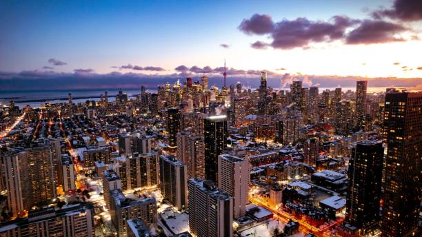 vista aerea di un vivace paesaggio urbano di toronto, tra cui la cn tower, con edifici alti e luci - urbanity foto e immagini stock