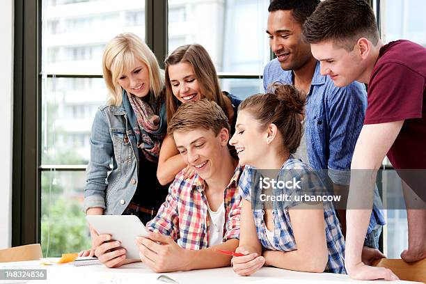 Grupo De Estudio Con Una Tableta Digital Foto de stock y más banco de imágenes de Actividad física - Actividad física, Actividad móvil general, Adulto