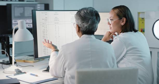 ciência, hospital e mulheres em computador para pesquisa, relatório médico e análise de dados em laboratório. saúde, trabalho em equipe e mulher cientista em discussão para análise, resultados e biotecnologia - nurse hospital laboratory healthcare and medicine - fotografias e filmes do acervo