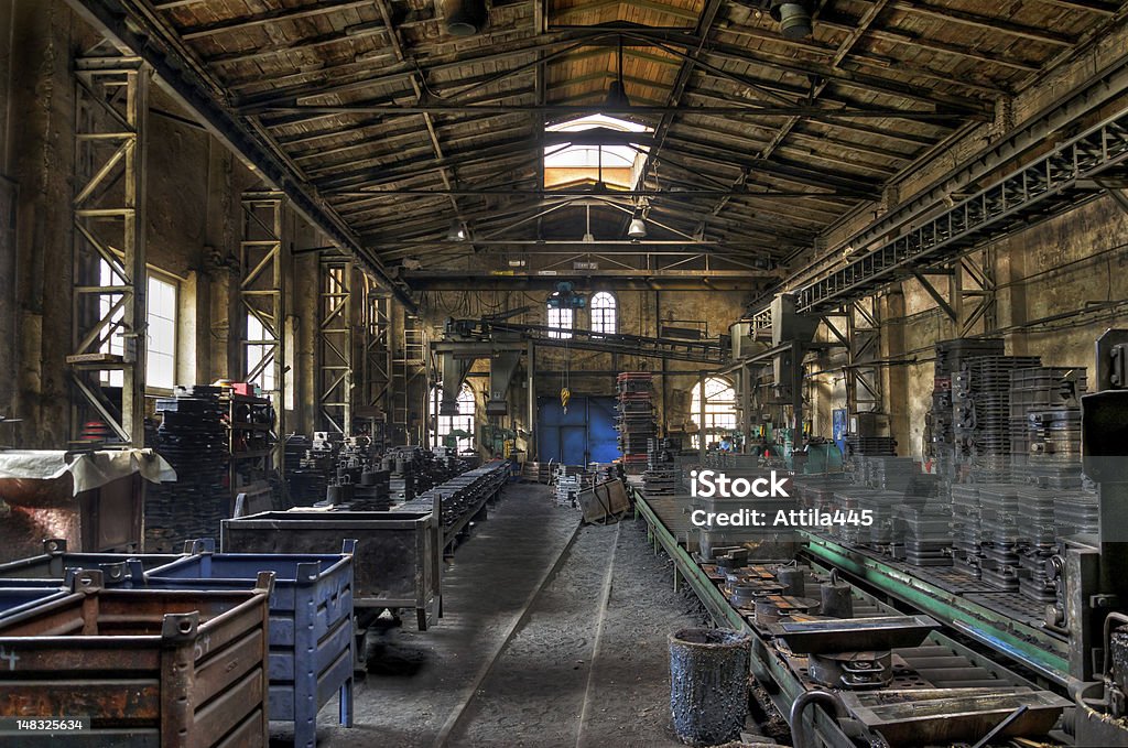Stare fabryki hall w odlewni żelaza - Zbiór zdjęć royalty-free (Opuszczony)