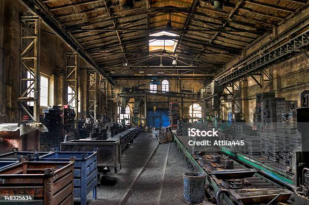 Stare Fabryki Hall W Odlewni Żelaza - zdjęcia stockowe i więcej obrazów Opuszczony - Opuszczony, Ciemny, Fabryka