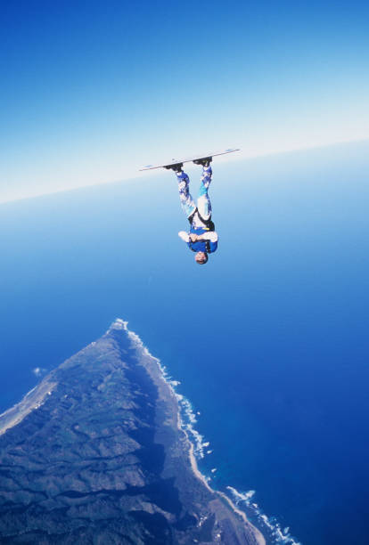 skydiver naviga in aria su uno skyboard - skydiving air aerial view vertical foto e immagini stock