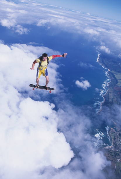 skydiver surfa l'aria su uno skateboard - skydiving air aerial view vertical foto e immagini stock