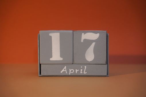 17 April Auf Grauen Holzwürfeln Kalender Würfel Datum 17 April Konzept