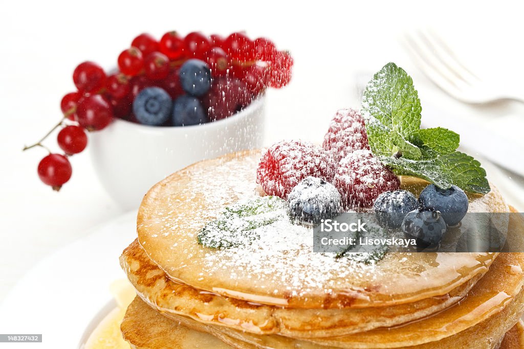 Panqueques con la miel, rojo currants y bilberries - Foto de stock de Alimento libre de derechos