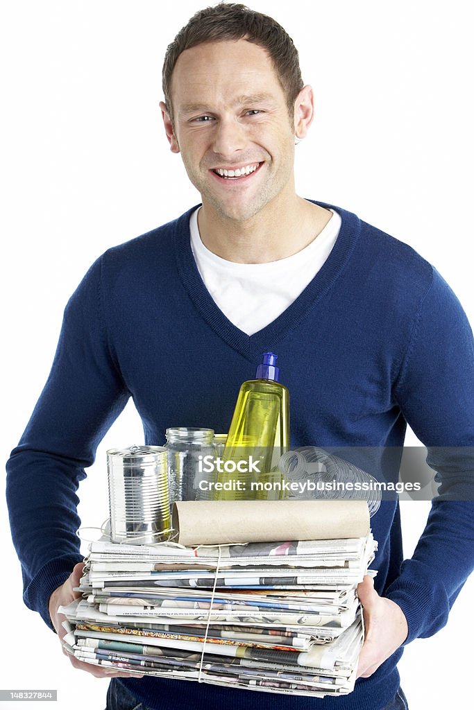 Homme transportant pile de recyclage - Photo de Recyclage libre de droits