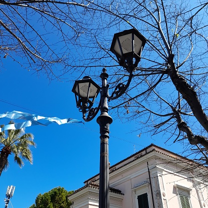 Un lampione lungo un viale di Giulianova alta