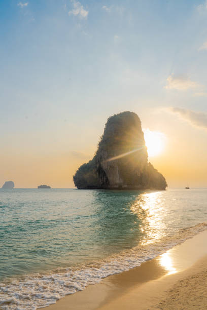 идиллический пляж, окруженный карстовыми образованиями на краби, таиланд - thailand surat thani province ko samui coconut palm tree стоковые фото и изображения