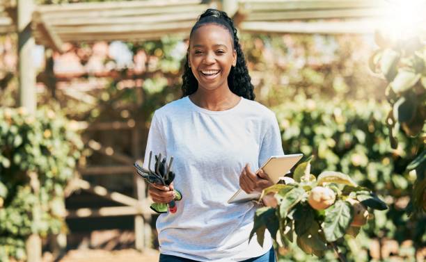 donna nera, tablet e ritratto sorriso per l'agricoltura, eco friendly o sostenibilità in fattoria. felice donna afroamericana con touchscreen e attrezzi da giardino per un'agricoltura sostenibile in campagna - ecologista foto e immagini stock